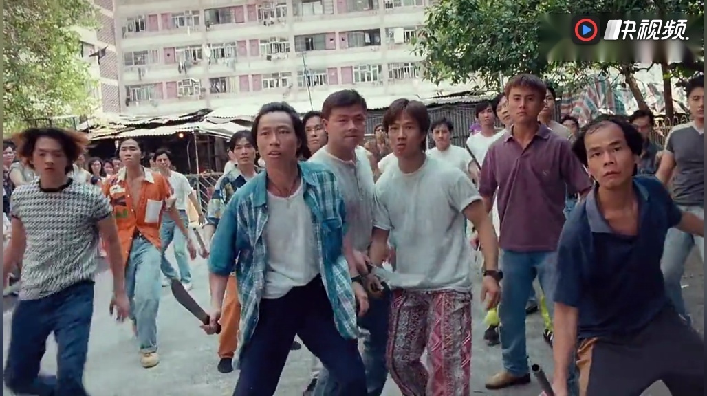 古惑仔:乌鸦带着古惑仔满大街追杀陈浩南,陈浩南边杀边退,厉害