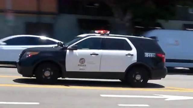 洛杉矶警察局lapd福特探险者警车出警,警报声太刺耳了
