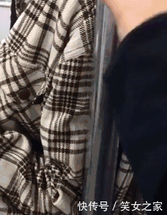 反手摸到肚脐走红_搞笑美女gif图片:妹子,你这反手摸肚脐的地方是不是