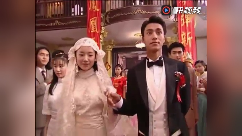 金粉世家: 燕西大婚, 刘亦菲的婚纱比清秋的还美, 可最抢镜的却是她