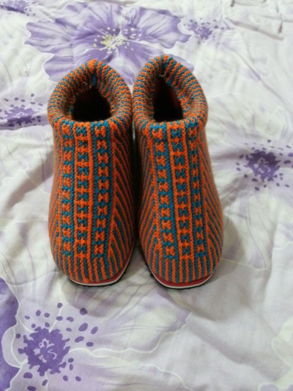 纯手工编织棉鞋的方法 毛线:中粗混纺毛线,双股编织,38码用12号针,44