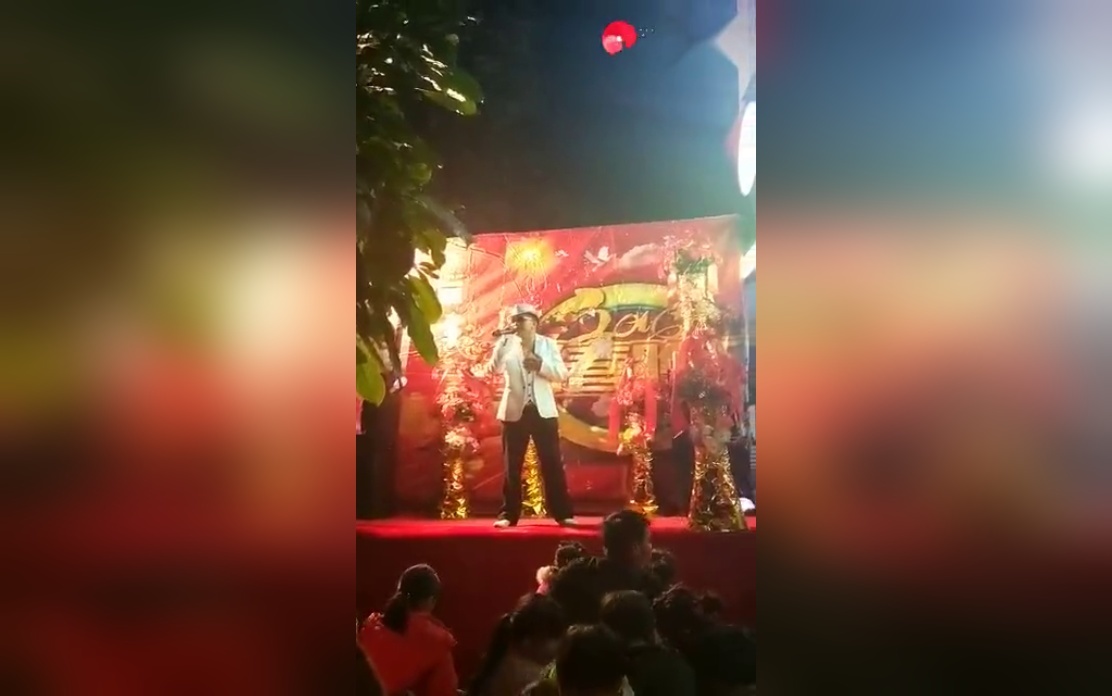 2017年末歌手韦文学深情演唱我们不一样