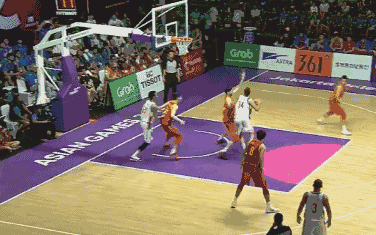 12个篮板,7次盖帽 这是在雅加达亚运会男篮小组赛首场比赛中 周琦交出