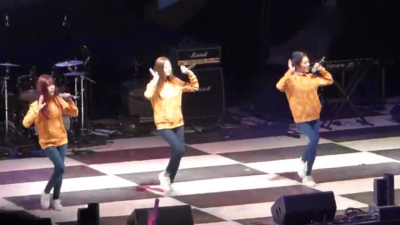 韩国美女组合焦糖橙子现场演唱《catallena,舞蹈动作超可爱!