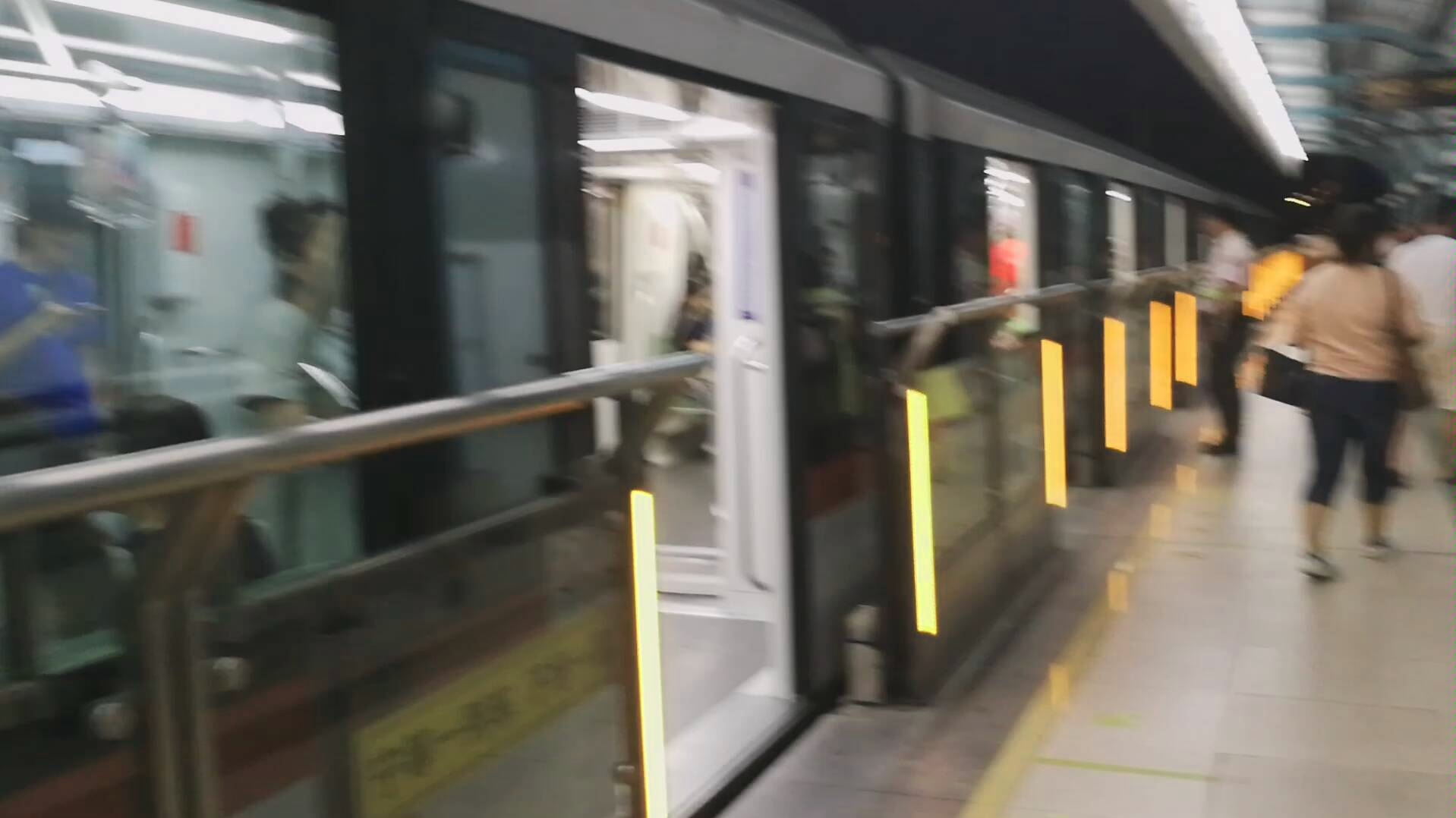 上海地铁1号线胖头鱼2号线青鱼3黄鱼和南京地铁1号线蓝鱼( 老车)出站