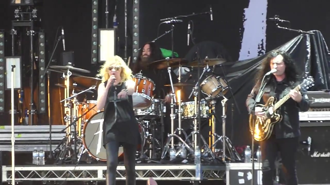 the walls are closing in/hangman- the pretty reckless2017sonic