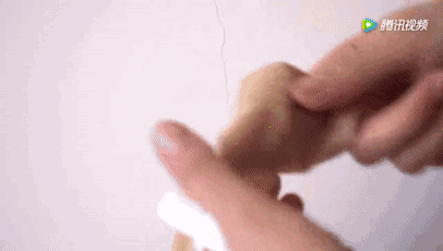 往裂缝处挤一些白色牙膏.