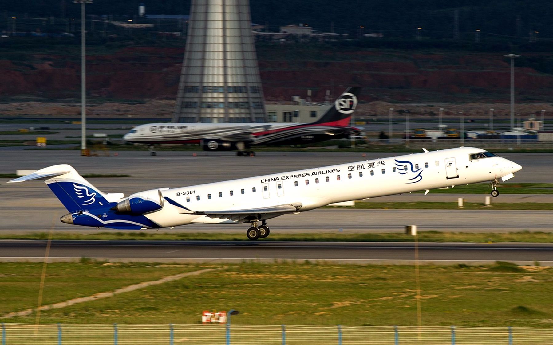 华夏航空公司庞巴迪crj 900飞机在加拿大试飞