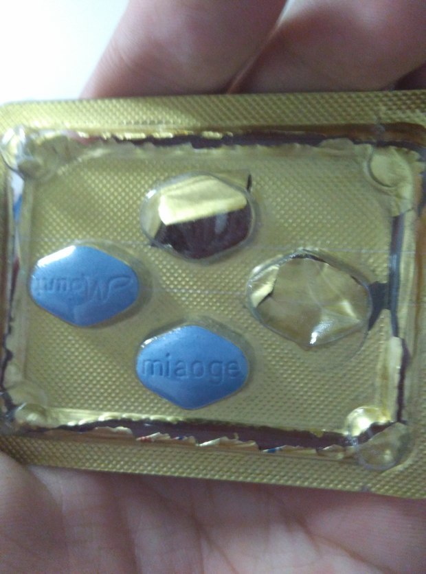 前几天买了一盒4里装的伟哥40块钱也不知道是不是真的,给鉴定下.