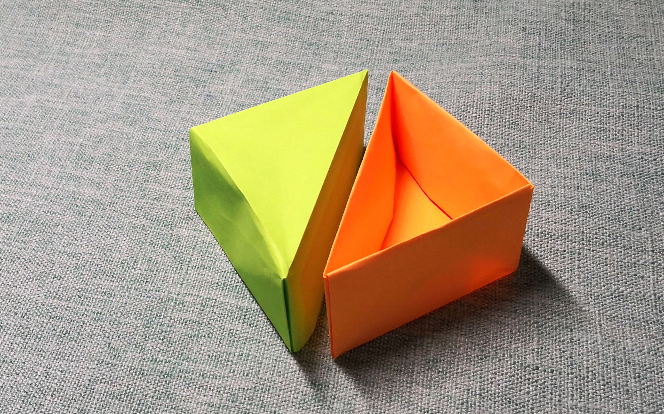 【折纸】立体三角盒子折纸详细教程,一张纸折出实用三角收纳盒