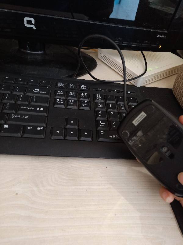 显示屏灯亮屏幕不亮_换主板电池,键盘鼠标都亮,显示器不亮_键盘灯亮显示器不亮