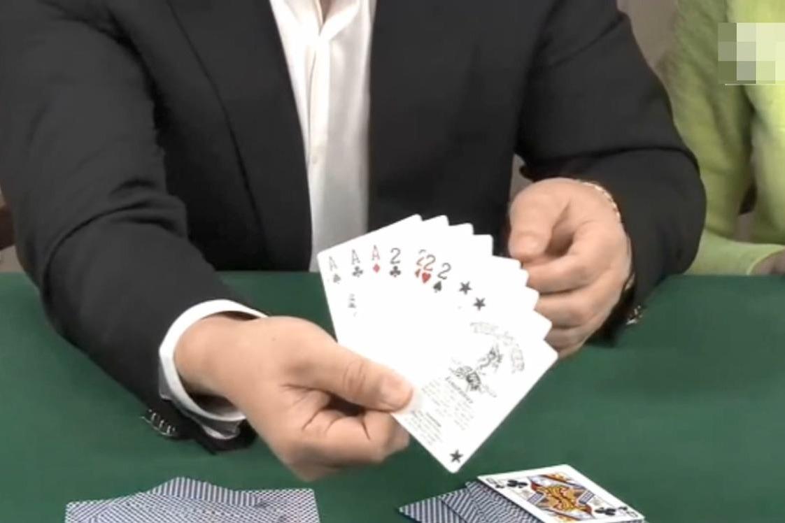 视频:看民间扑克王怎样玩斗地主的 王炸四个二四个a瞬间到手