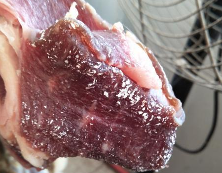 腊肉白霜和发霉的区别是什么
