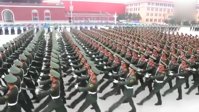 实拍解放军训练,太整齐了,齐步换正步端枪这下太帅了!