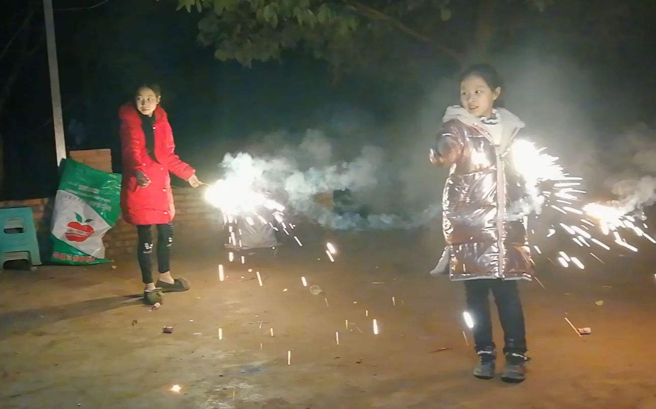 团圆饭围着吃火锅,小朋友旁边放烟花,这年过得太热闹