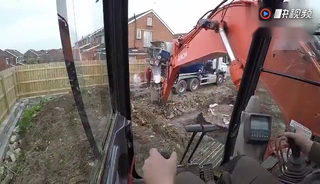 实拍挖掘机的第一视角,看看老司机是怎样操作的!