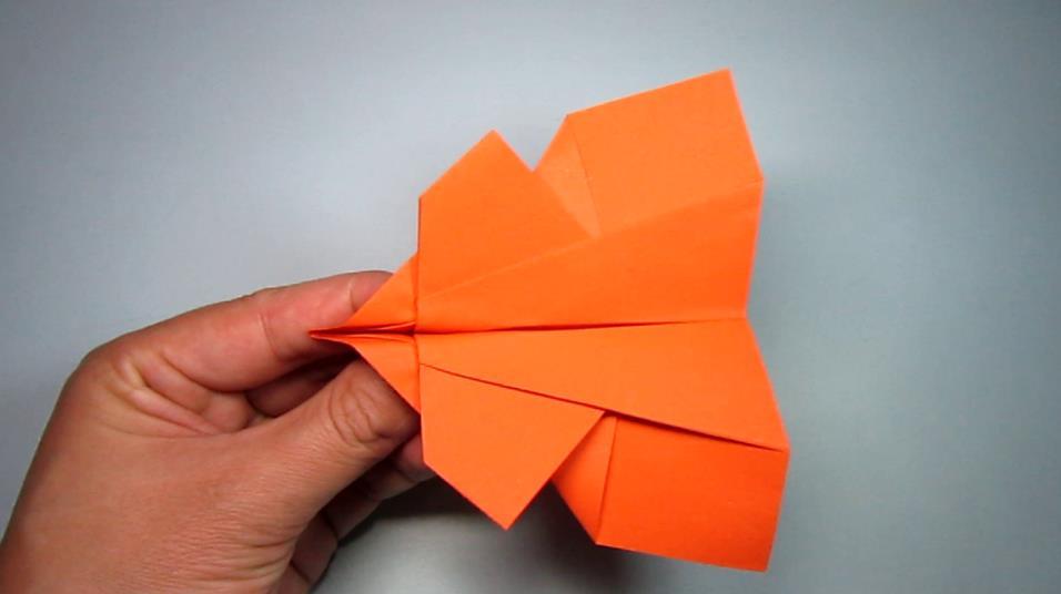 手工折纸教程:像老鹰一样的纸飞机折法,飞得又快又稳