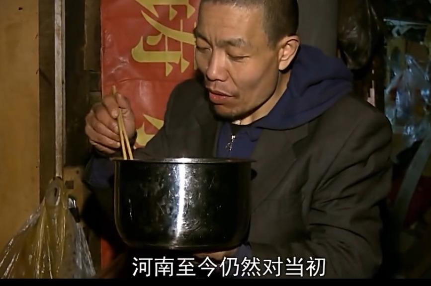 视频:最后的棒棒1集8段,河南"输牌吃3天前剩饭,老黄吃腊肉炒青菜头