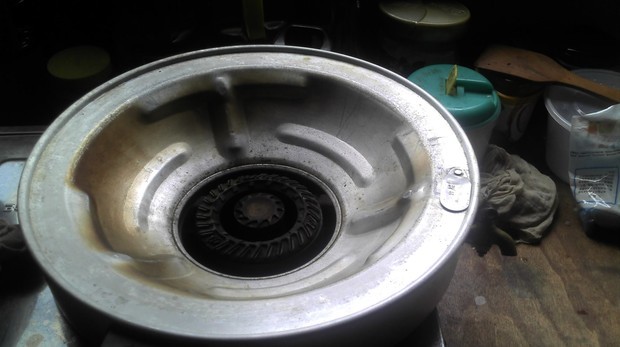 煤气灶上炒菜锅下放的一个烧水的圈圈,里面放好水然后边炒菜里面的水