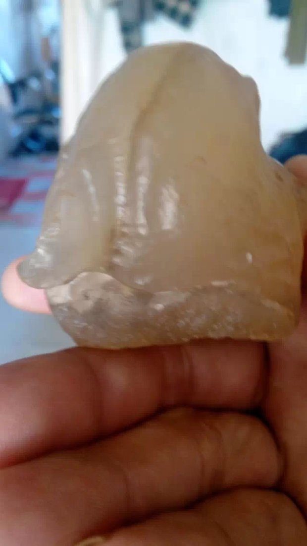 我想知道什么样的黄蜡石是真品,我收藏了一块黄蜡石,不知道怎么样,好