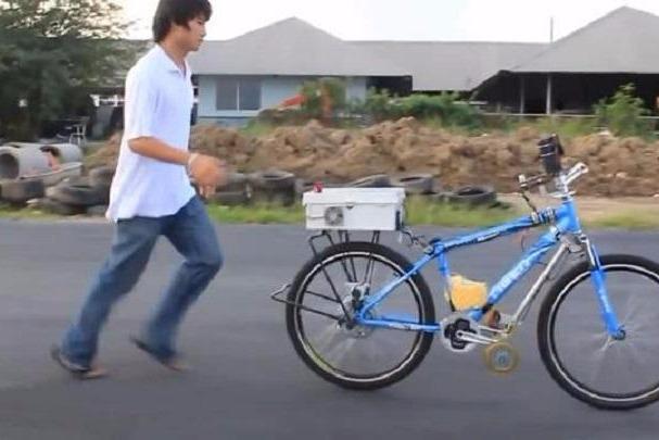 视频:泰国大学生发明"不倒翁"自行车,不用骑就能自己跑,怎么实现的