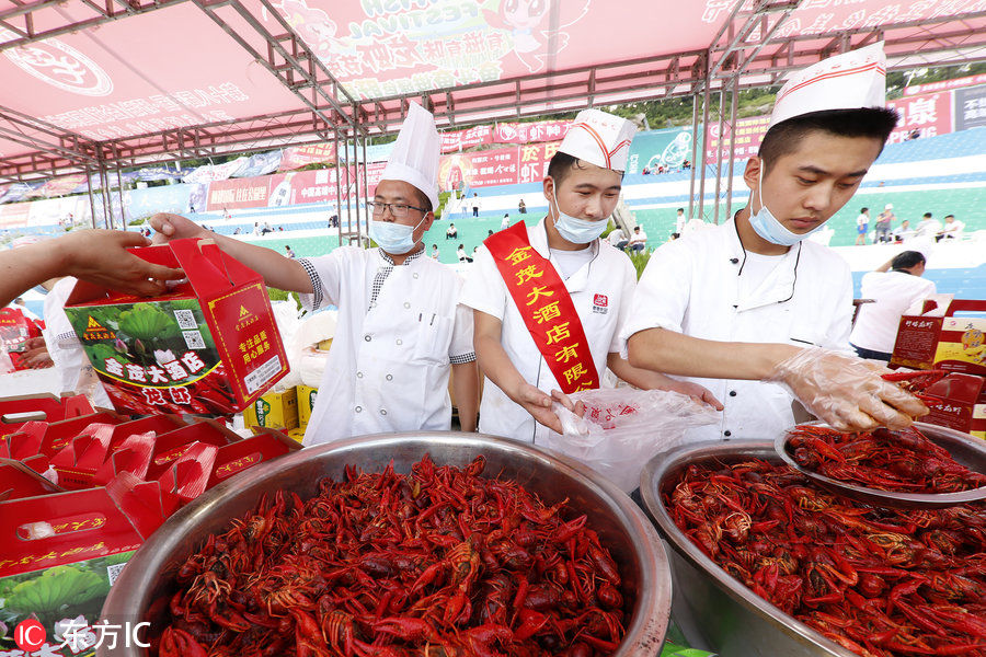 三万食客狂扫龙虾50吨_江苏盱眙万人龙虾宴火爆开席 五万食客狂扫龙虾