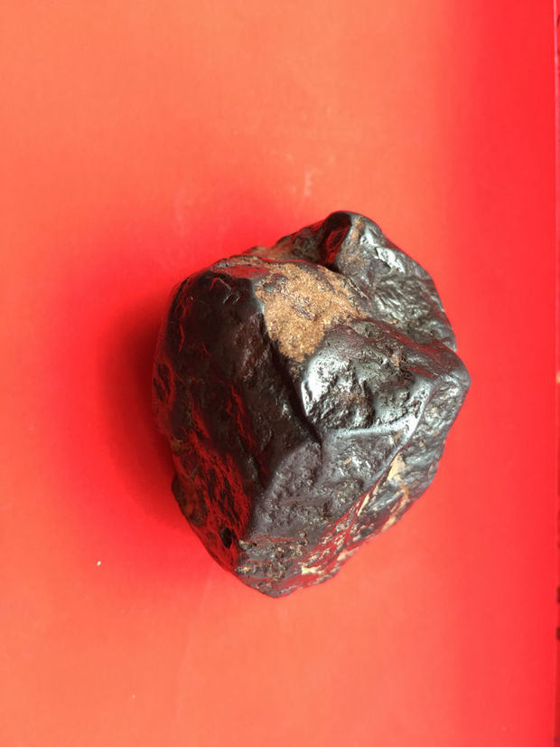 上述物质,看外表颜色有可能是煤石,按密度来说质量很重应该是方铅矿石