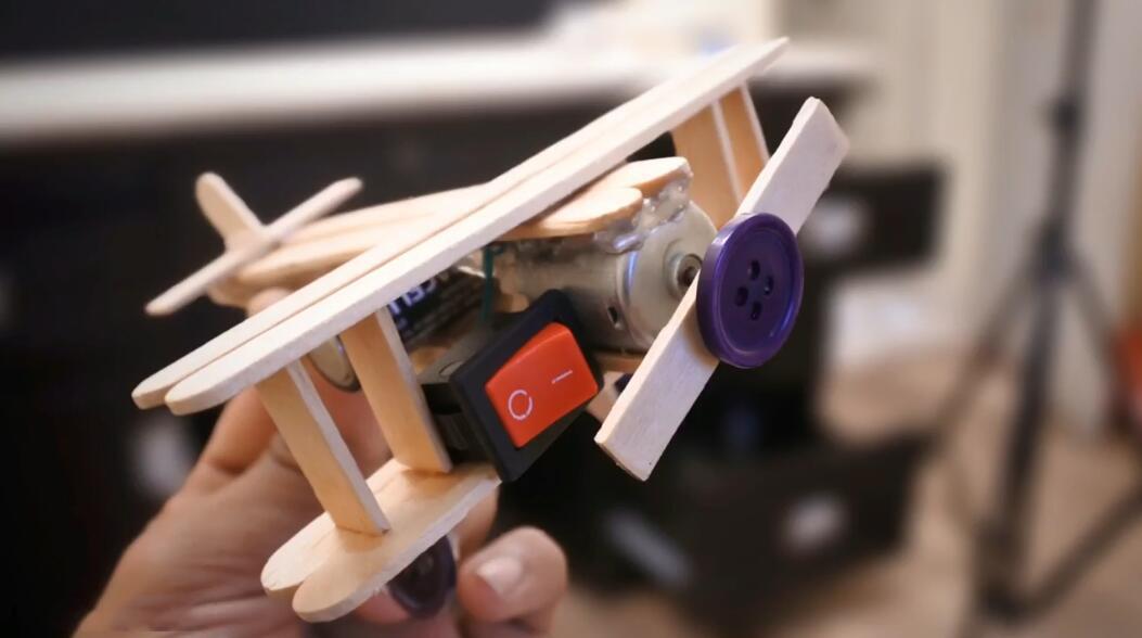 自己制作一个一战双翼战斗机 利用雪糕棒diy飞机模型教学