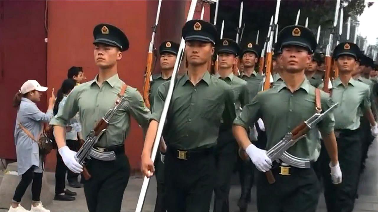 好看视频上传时间:1年前时长:00:30带头的是国旗手李振海,连外国男子