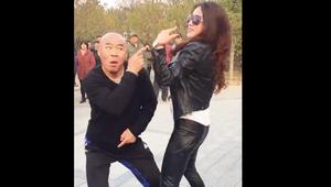 70岁大爷广场和美女斗舞,这表情笑的我肚子都疼了