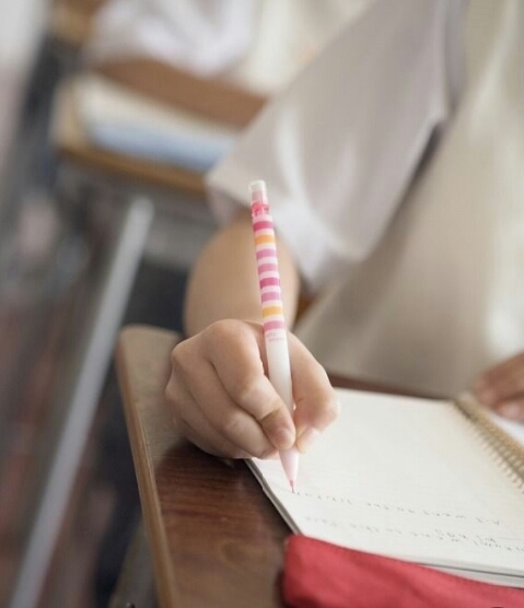 你们女生写字握笔的姿势好性感,你们怎么握的?我要女生回答