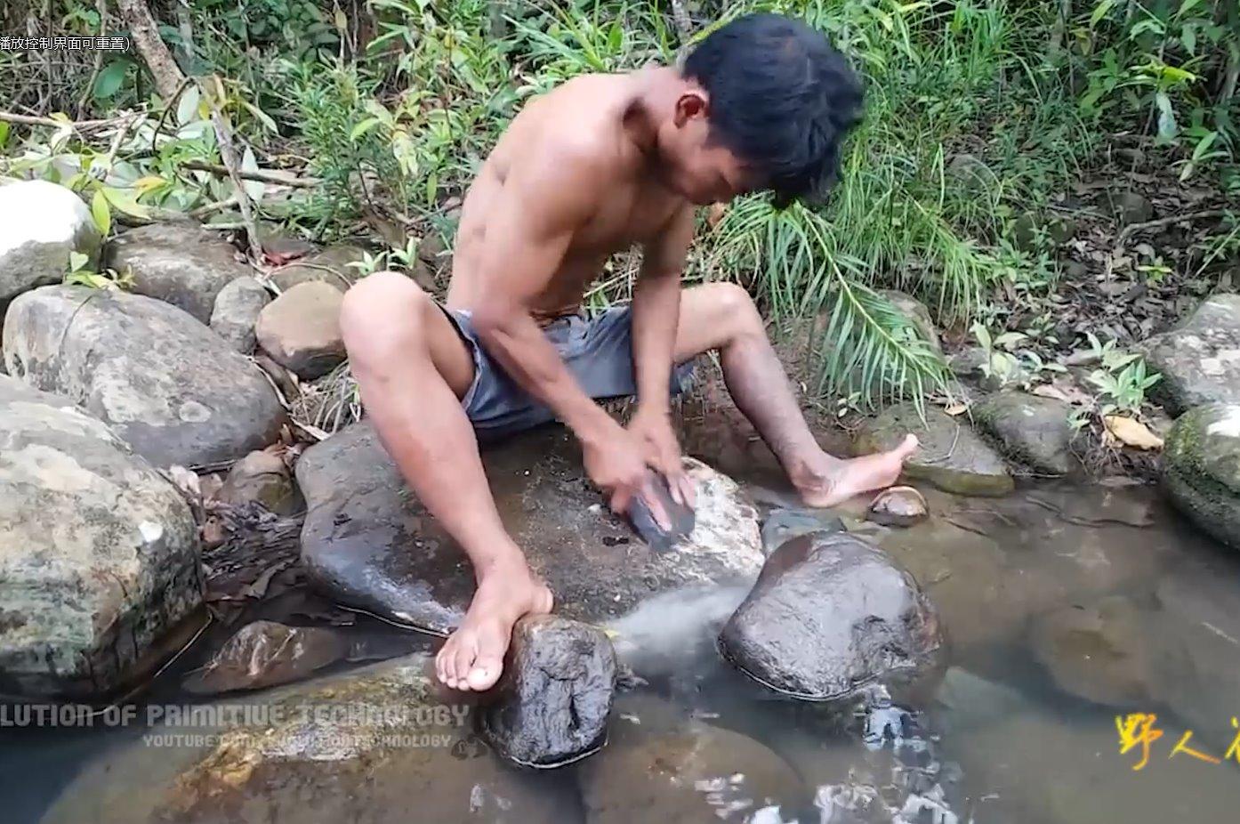 视频:小哥挑战贝爷荒野求生,上山半个月,竟然吃喝不愁