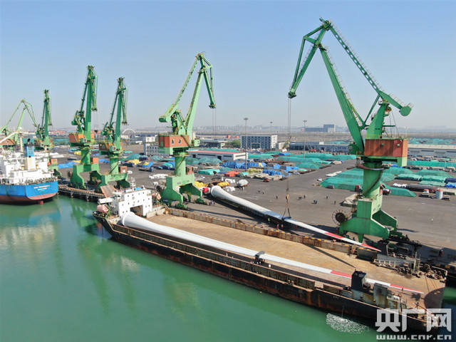 我国首套10兆瓦海上风电叶片在天津港顺利装船
