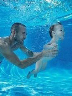 镜头中的宝宝游泳