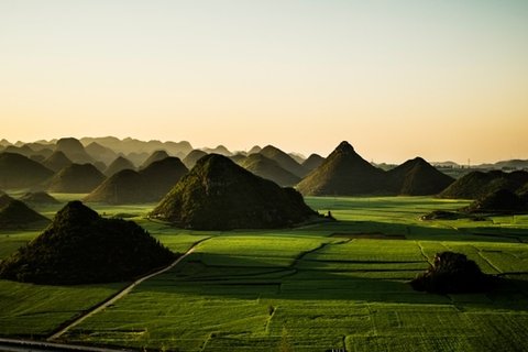 绿色小山峰图片壁纸