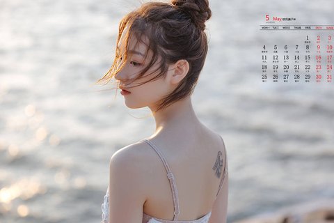 2020年5月海边白皙美女性感高清日历壁纸