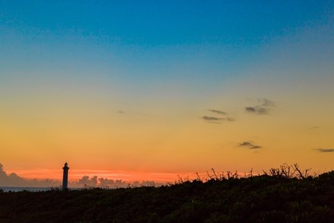 日本冲绳岛上的日落风景图片