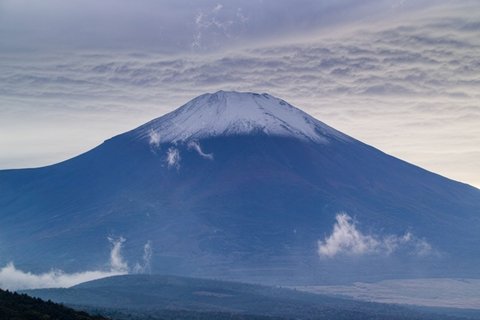 有积雪的富士山图片