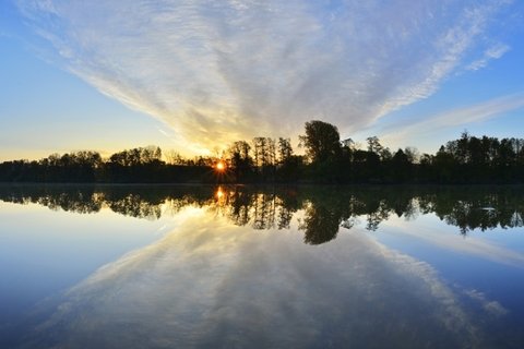 平静的湖面风景壁纸