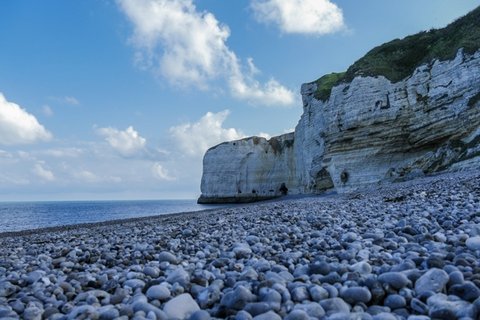 经历风浪的海边礁石图片