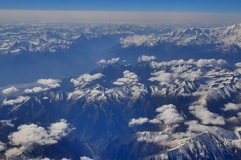 云雾缭绕的昆仑山风景壁纸