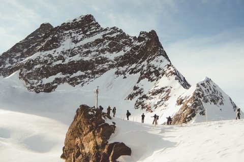 攀登雪山体育桌面壁纸