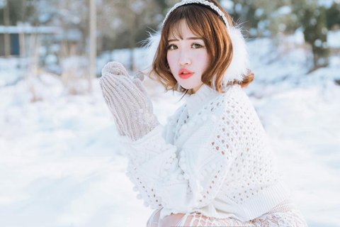 美丽动人雪地美女图片