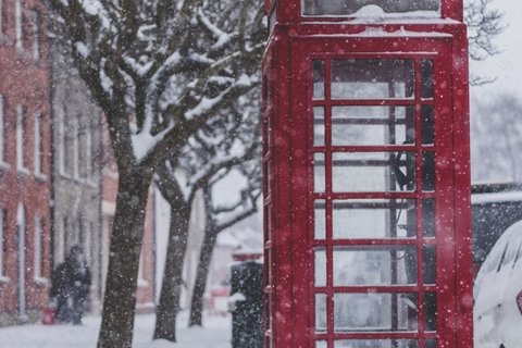 雪地里的电话亭图片