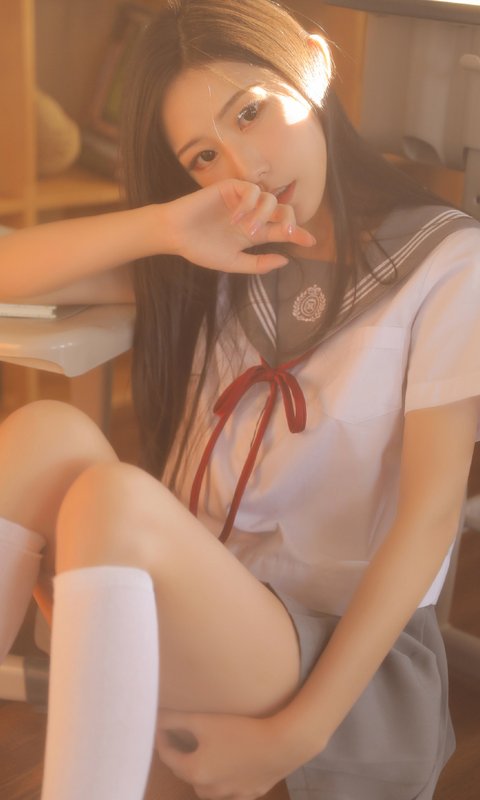 长直发美女学生妹水手制服写真