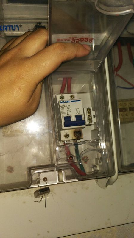 我家的空开老是跳闸,手摸着很烫,如图,请问一下是空开本身的原因还是