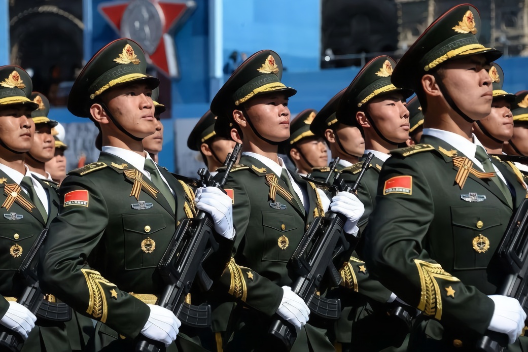 解放军三军仪仗队助阵俄罗斯阅兵,独特的中国气质成为国人的骄人