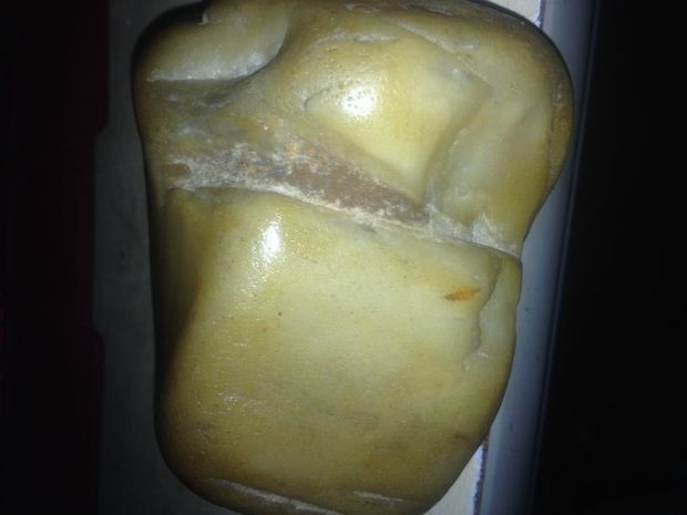 一块黄鹅卵石点评