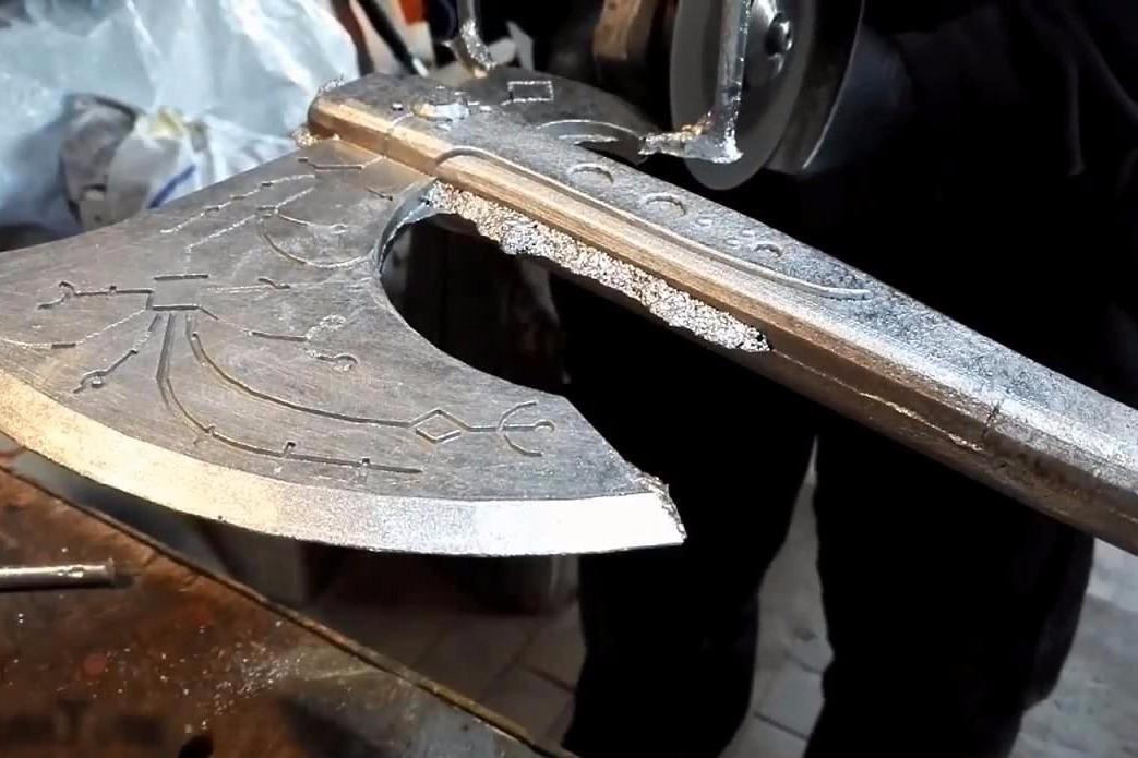 视频:牛人用铝铸造的斧头,做工简单,成品太漂亮了