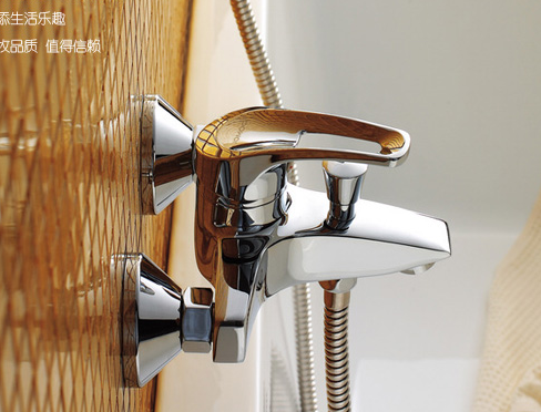 我埋设冷热水管时花洒接头处没有量好尺寸,导